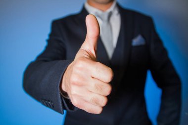 İşadamları gibi parmaklarınızı yakın tutun. Başarılı bir işçi gibi..