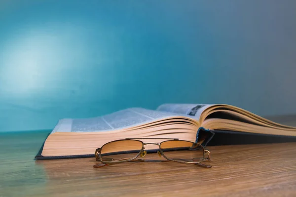 Livro Com Óculos Uma Mesa Madeira — Fotografia de Stock