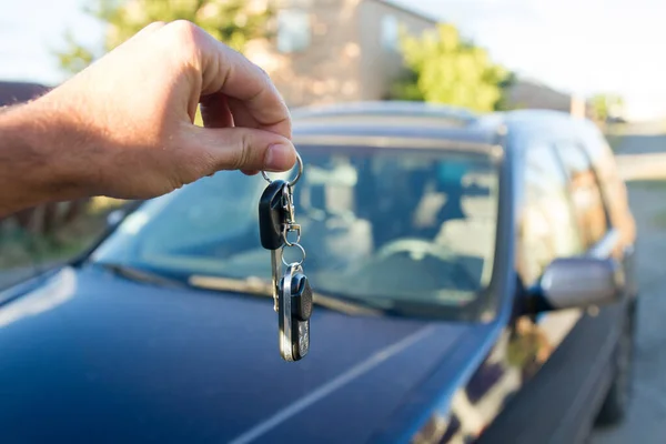 Llaves Del Coche Mano Masculina — Foto de Stock