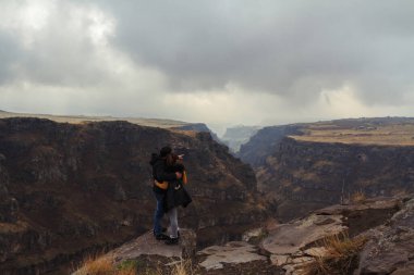 Ermenistan 'da bir kayanın tepesinde duran çift