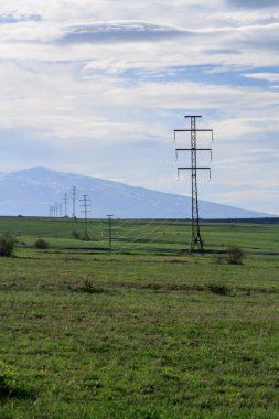 elektrik iletim pilonu yeşil alanda 
