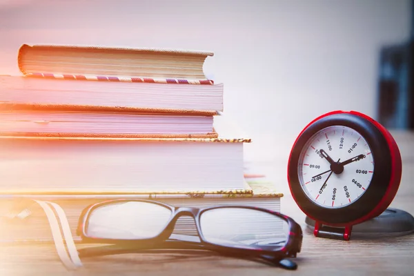 Wekker Bril Boeken Tafel — Stockfoto