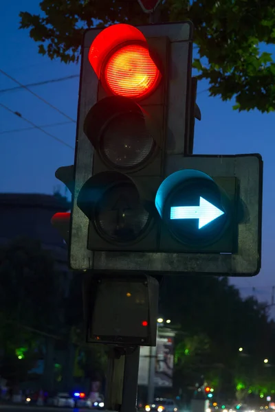 繁忙街道交汇处的红绿灯 — 图库照片