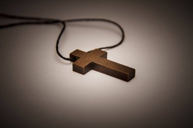 Gri arkaplanda çapraz kolye izole edildi