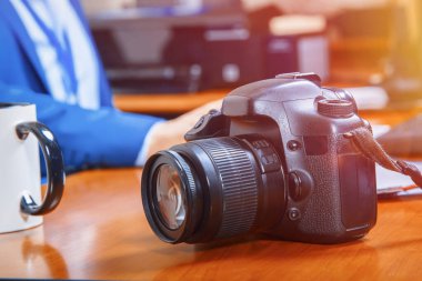 Bir fincan çay ve kamerayla çalışan bir iş adamı..