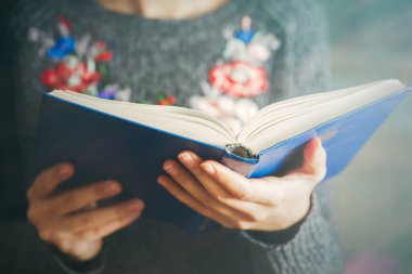 Kitap okuyan bir kız..