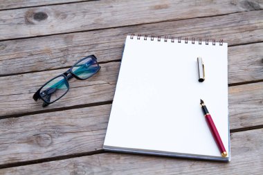 Kalem ve gözlüklü eskiz defteri.