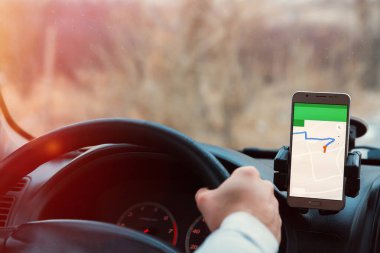 Navigate veya GPS için araba kullanımında akıllı telefon.