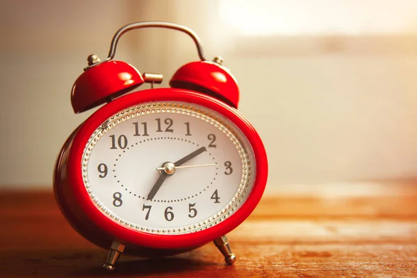 Reloj Despertador Rojo Estilo Antiguo Sobre Fondo Madera — Foto de Stock