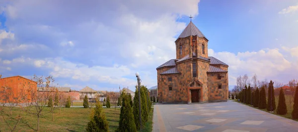 Fachada Igreja Cercada Por Jardim Verde — Fotografia de Stock