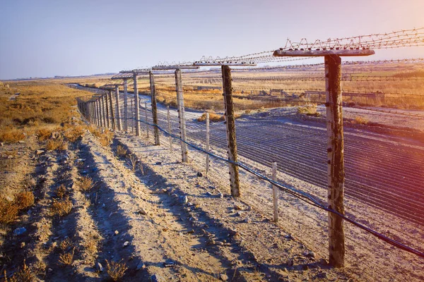 Prikkeldraad Hek Langs Weg — Stockfoto