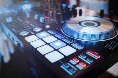 Profesyonel DJ konsolunun görünümünü kapat