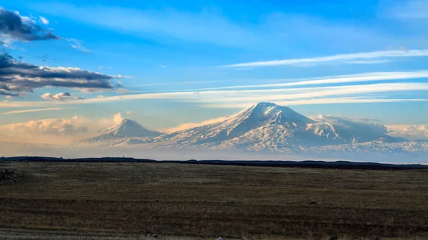 Monte Ararat Toda Nieve Cubierta Valle Verde Frío Día Primavera — Foto de Stock