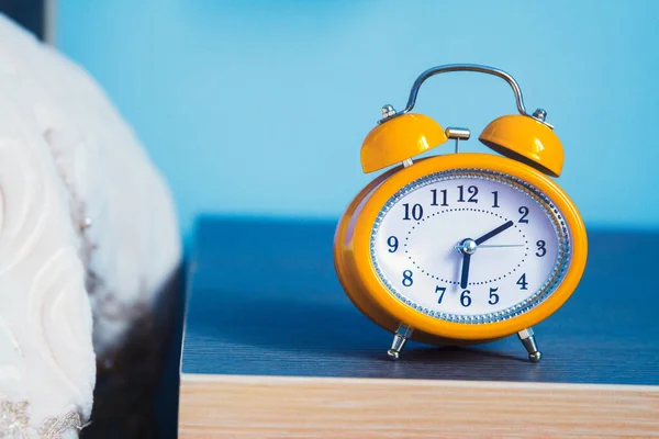 Reloj Despertador Retro Con Cinco Minutos Pasadas Las Seis Mañana — Foto de Stock