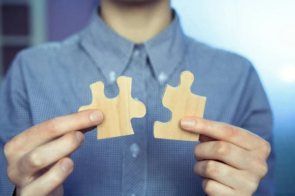 Close Van Een Zakenman Die Twee Puzzelstukjes Elkaar Wil Zetten — Stockfoto