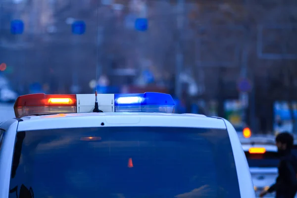 Streifenwagen Der Polizei Mit Blaulicht Und Sirene Der Nacht — Stockfoto