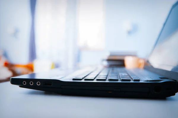 Seitenansicht Eines Verschwommenen Laptops Auf Dem Schreibtisch — Stockfoto