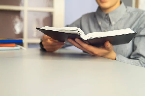 Close Van Een Meisje Dat Een Boek Leest — Stockfoto