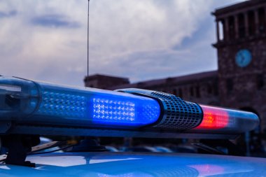 Polis arabasının üstünde kırmızı ve mavi yanıp sönen Strobelight çubuğu..