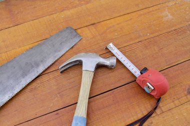 Yapı onarımı için farklı el aletleri.