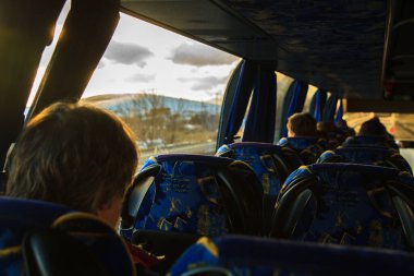 Toplu taşımada oturan insanlar