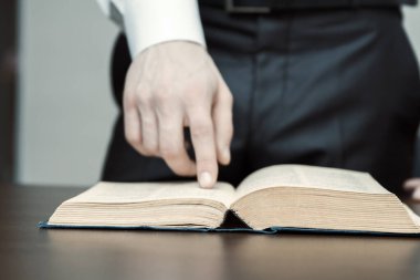 Kitap okuyan bir iş adamı