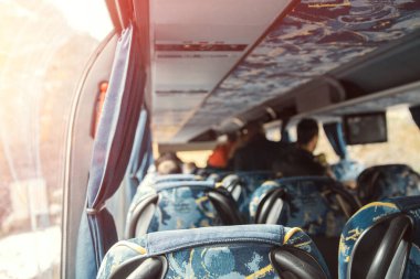 Toplu taşıma araçlarında oturan insanlar