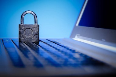 Kilitli bir dizüstü bilgisayar..