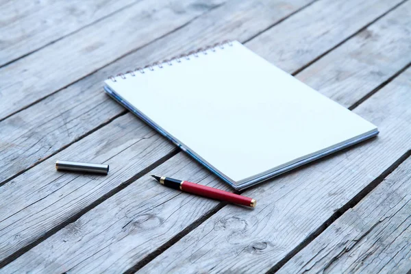 Open Blank Page Notebook Caneta Uma Mesa Madeira Rústica — Fotografia de Stock