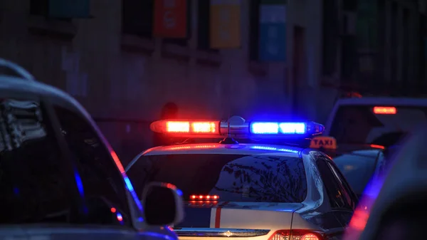 Поліцейський Автомобіль Вночі Блимаючими Вогнями — стокове фото