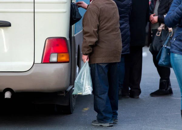 Hombre Con Bolsa Mano Entrando Autobús Urbano — Foto de Stock
