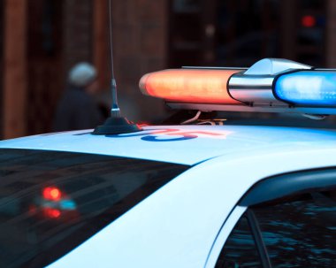 Sokakta bir polis arabası.