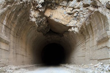 Karanlığa uzanan tünel. 