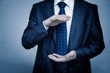 Bir işadamı elleri açık.