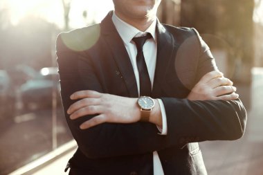    İş adamı jestlerini ve duygularını gösteriyor.