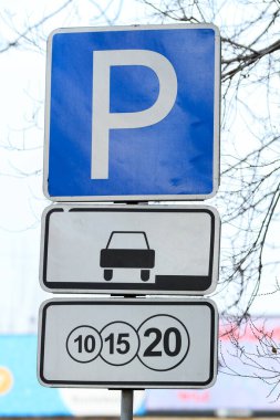 Yoldaki park tabelası.