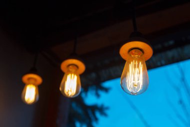 Tavanda asılı şık lambalar.