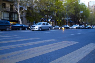 Arabalarla şehir manzarası. 