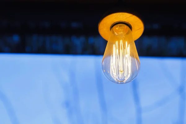Närbild Glödlampa Hängande Från Taket Retrostil — Stockfoto