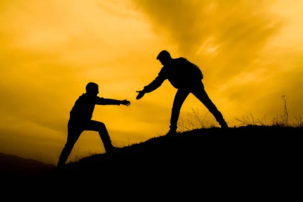 Adam yardım eli uzatıyor..