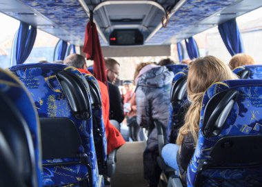 Toplu taşımada oturan insanlar