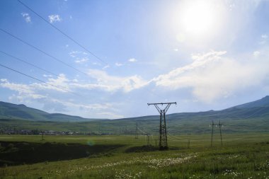 Mavi gökyüzü altında elektrik direği