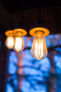 Evdeki eski duvarda antika ya da eski bir lamba.