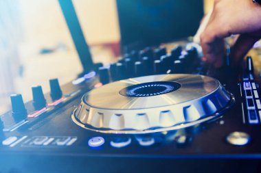 DJ 'in yakın görünümü paneli kontrol eder