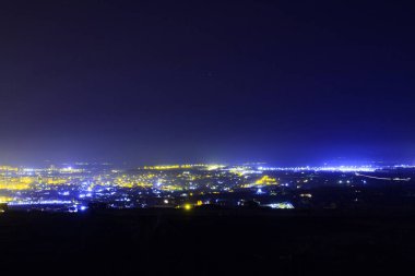 Bulanık ışıklarla gece şehir