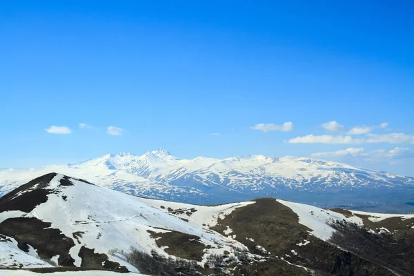 风景如画的滑雪胜地附近的冬季风景 — 图库照片