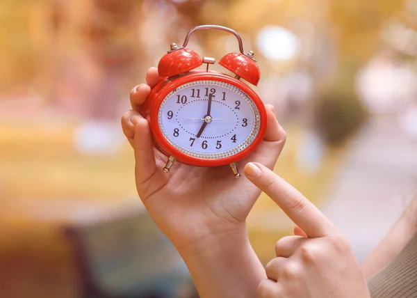 赤いハート型の目覚まし時計を持つ女性 — ストック写真