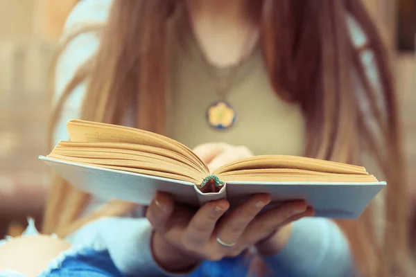Dziewczyna Czytająca Książkę — Zdjęcie stockowe