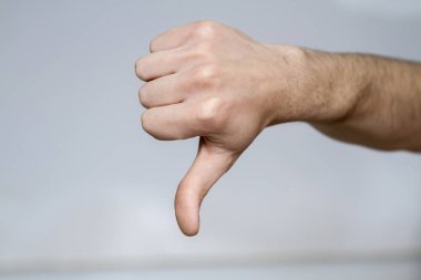 Beyaz arkaplan karşısında izole edilmiş bir başparmak