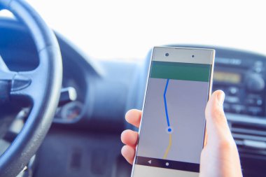 Cep telefonu ekranında çevrimiçi harita ve GPS uygulaması. 